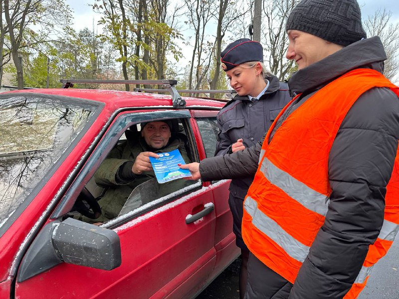 Сотрудники ГИБДД организовали родительский патруль вблизи общеобразовательного учреждения.