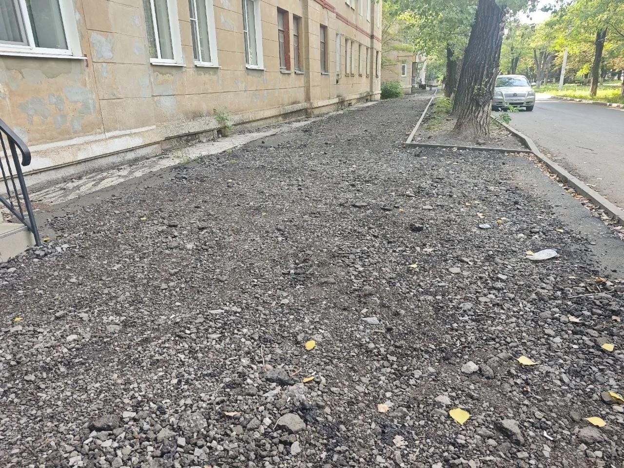 Якутия продолжает ремонт тротуара по улице Лихолетова в Докучаевске.
