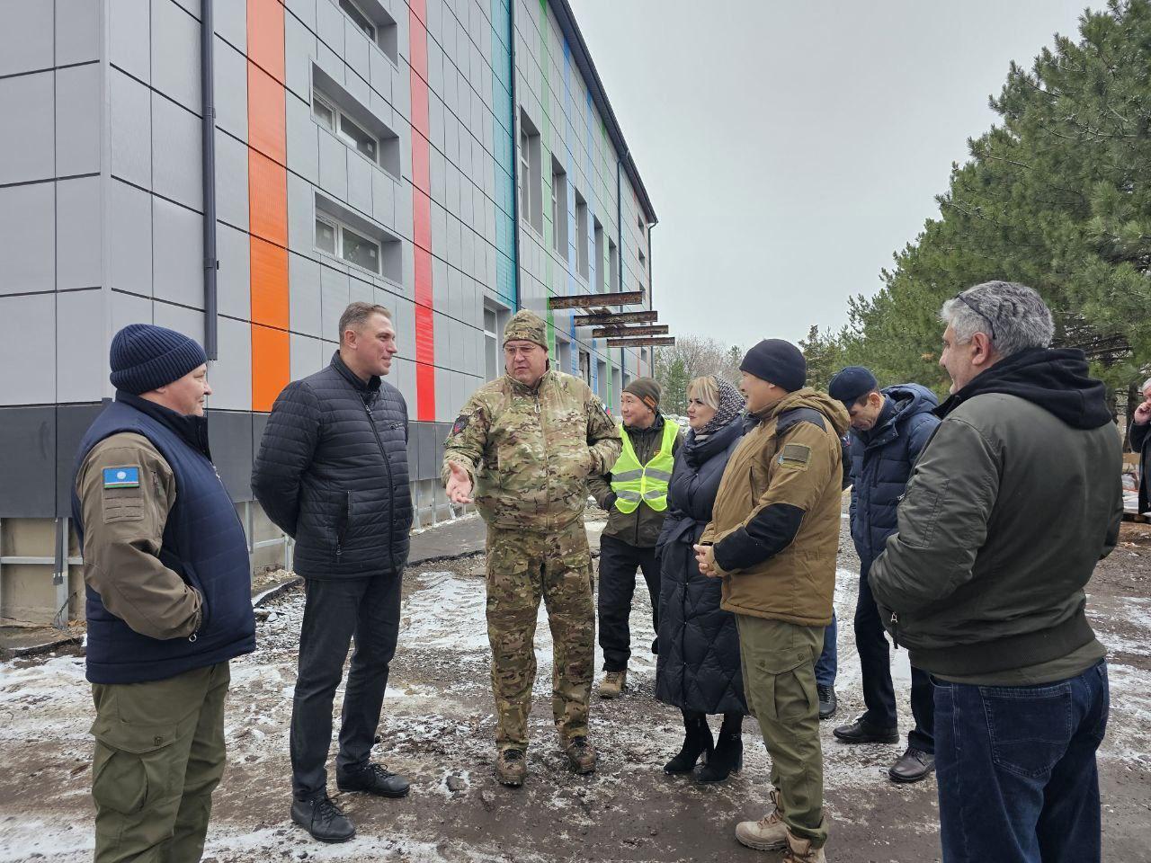 Министр строительства и ЖКХ ДНР оценил ход работ в спорткомплексе Докучаевска.