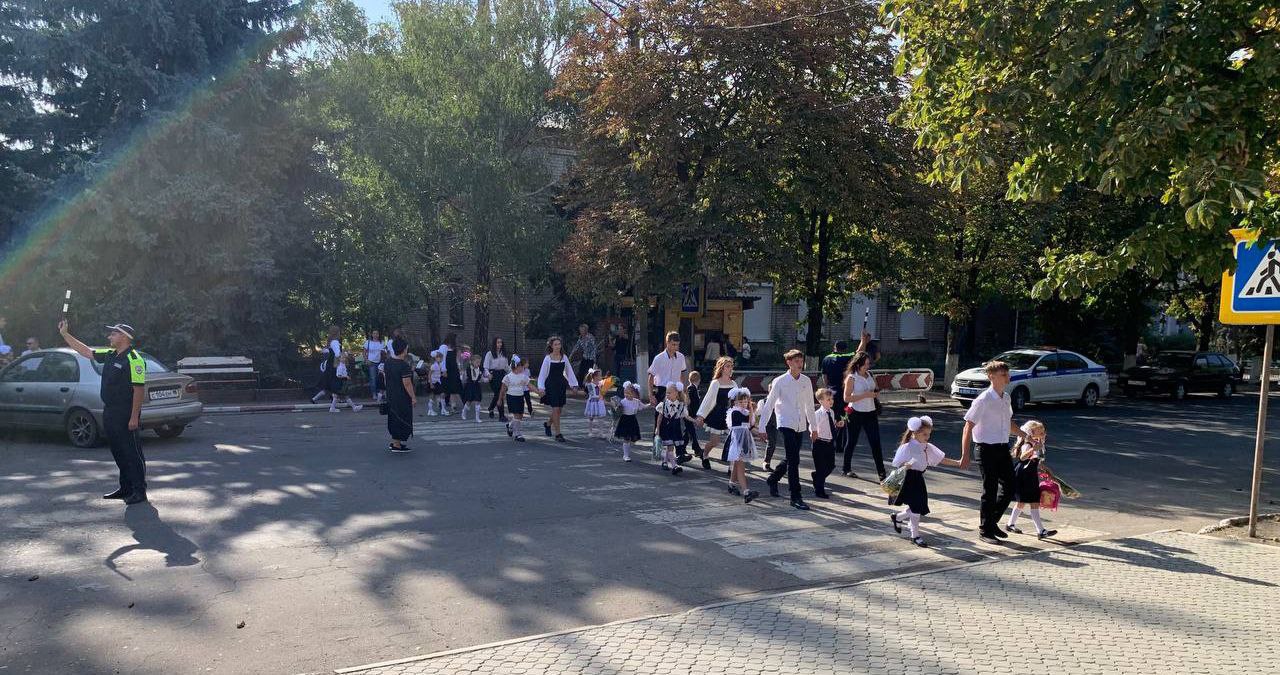 В новом учебном году инспекторы ДПС ежедневно в утренние часы обеспечивают безопасность дорожного движения близи школ Республики.