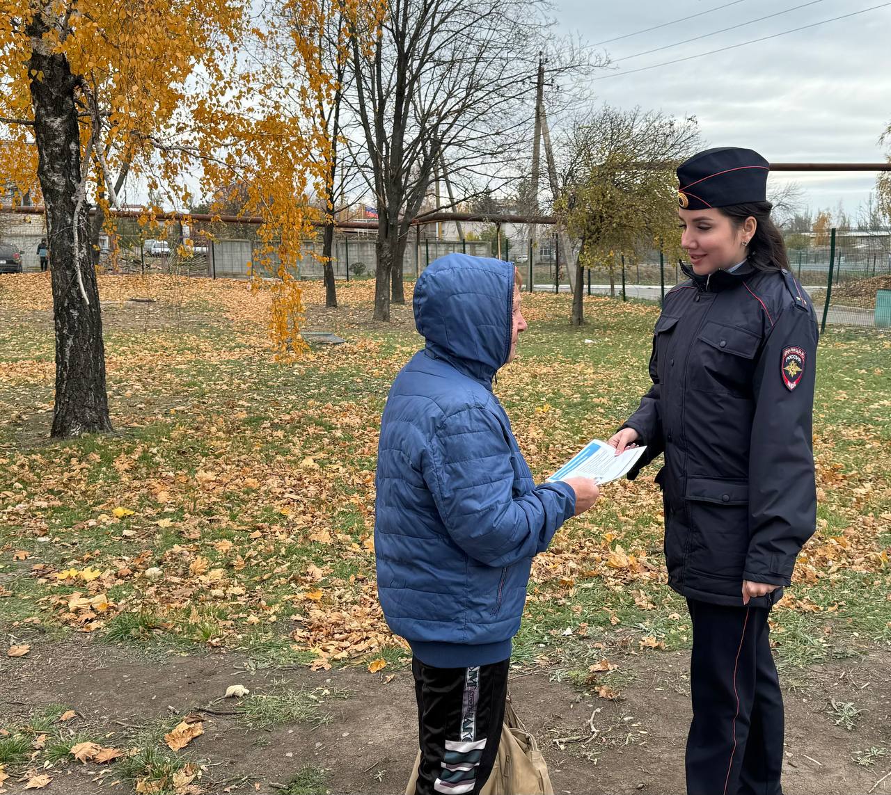 Сотрудники ГИБДД провели беседу с пожилыми гражданами.