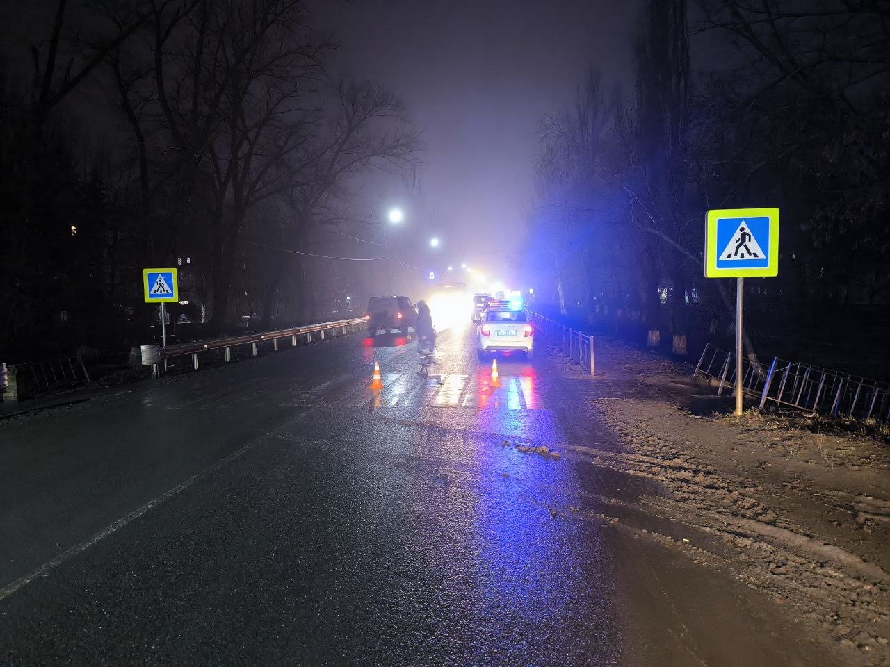 Полицейские устанавливают очевидцев ДТП в Шахтерск.