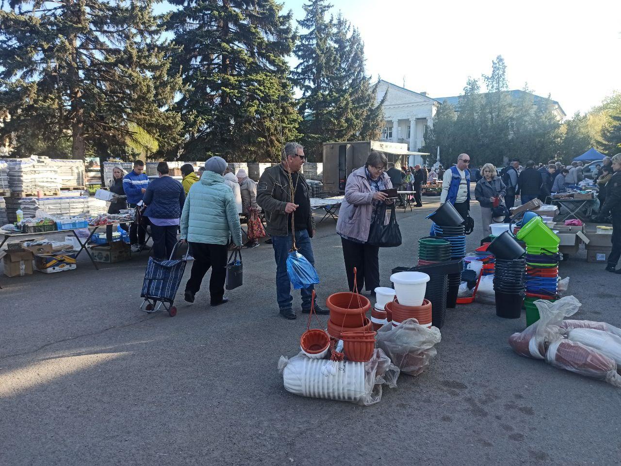 На центральной площади Докучаевска прошла ярмарка.