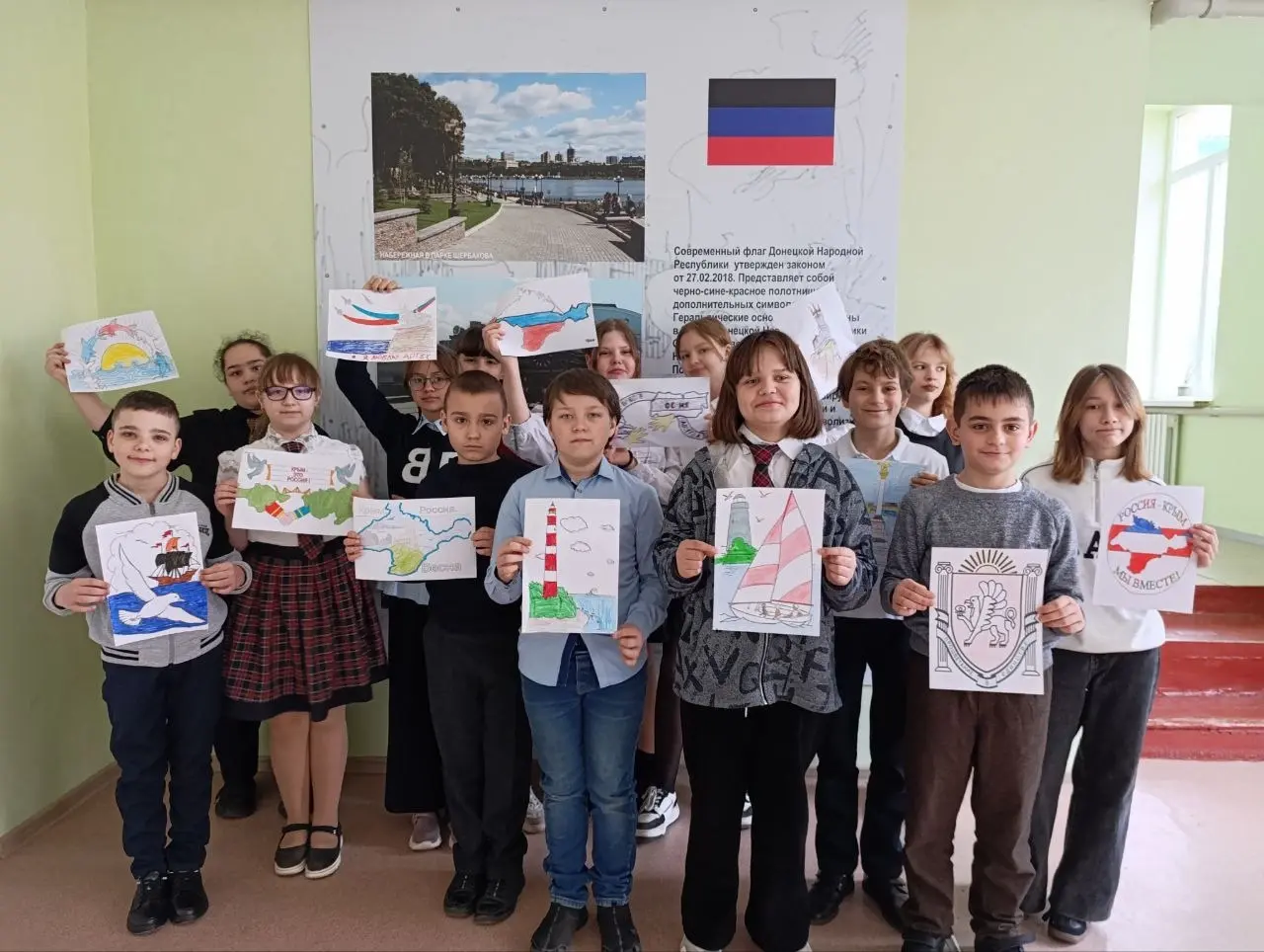 В образовательных учреждениях Докучаевска прошли мероприятия ко Дню воссоединения Крыма с Россией.