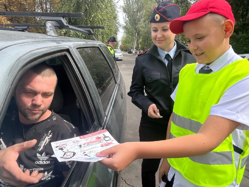 Полицейские вместе с представителями ЮИД провели профилактические беседы с водителями.