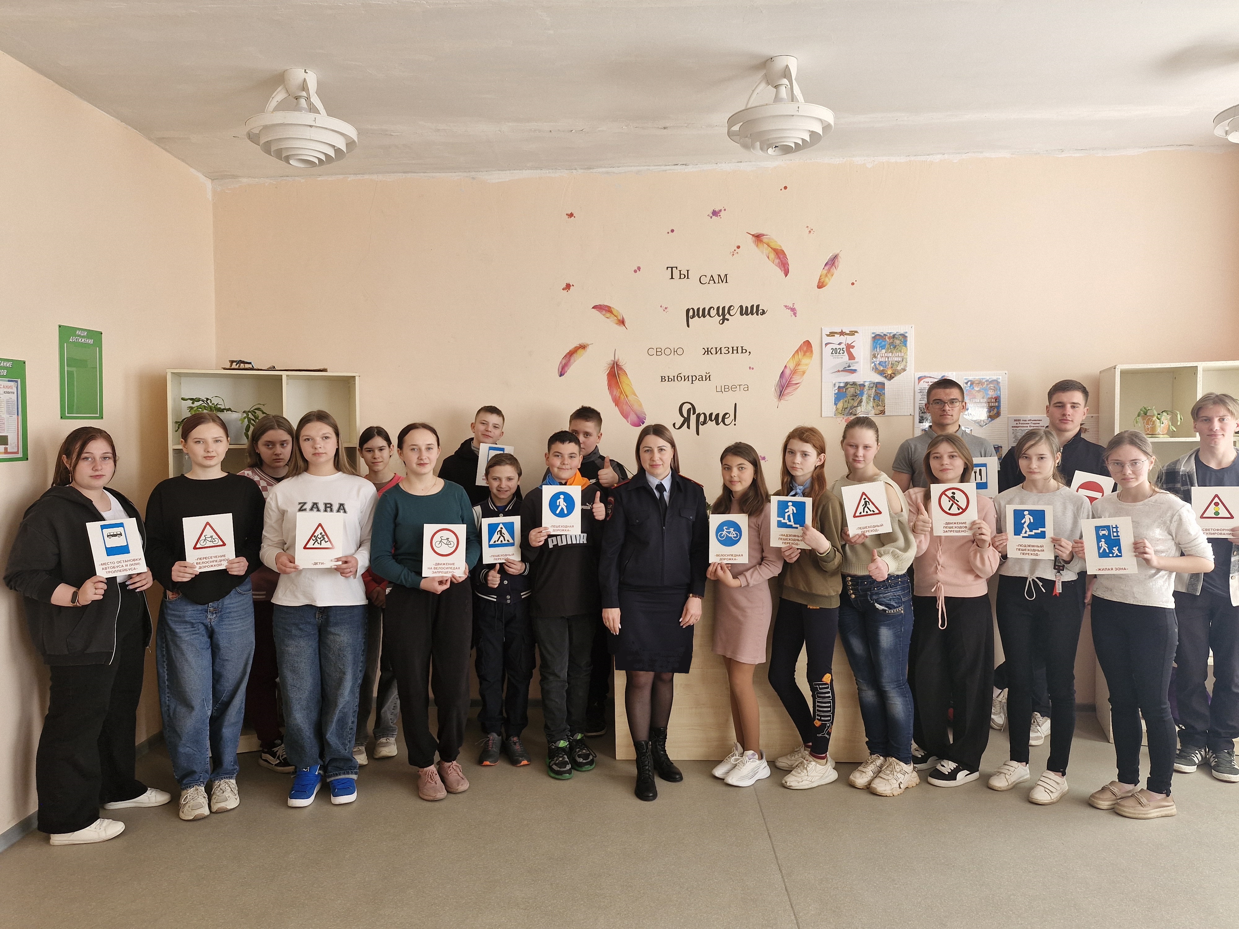 В Волновахском районе полицейские ведут профилактическую работу со школьниками.