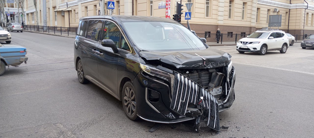 Полицейские устанавливают обстоятельства двух ДТП с участием подростков.