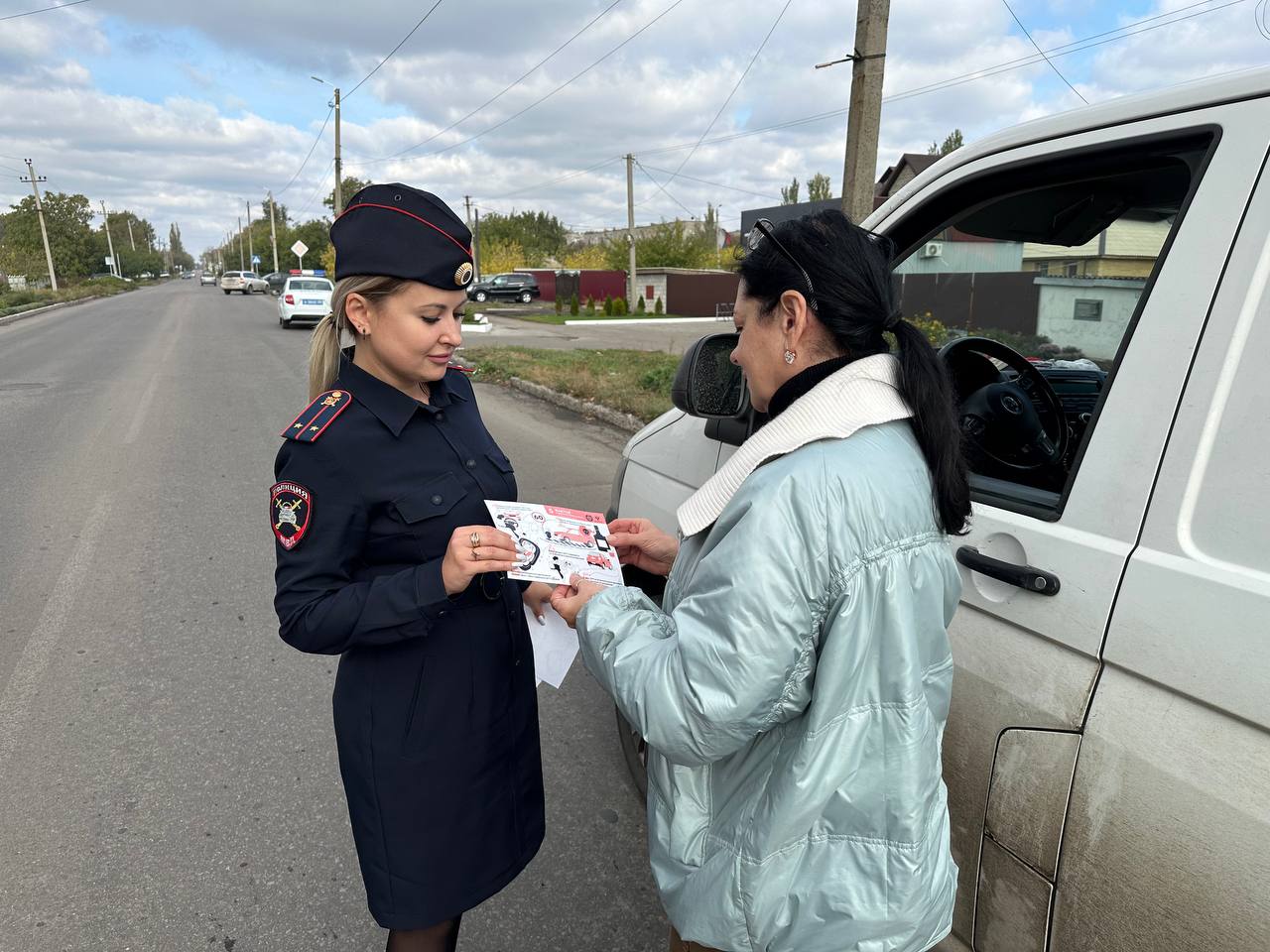 Сотрудники ГИБДД провели беседы с водителями о правилах перевозки детей.