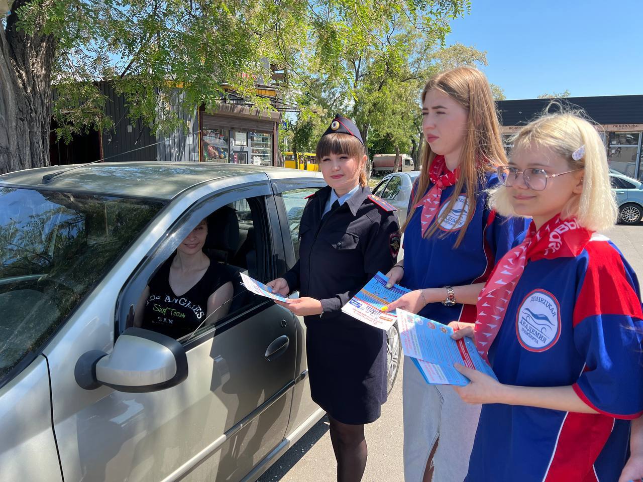 В Мариуполе сотрудники ГИБДД провели акцию «Проверь знания Правил дорожного движения».