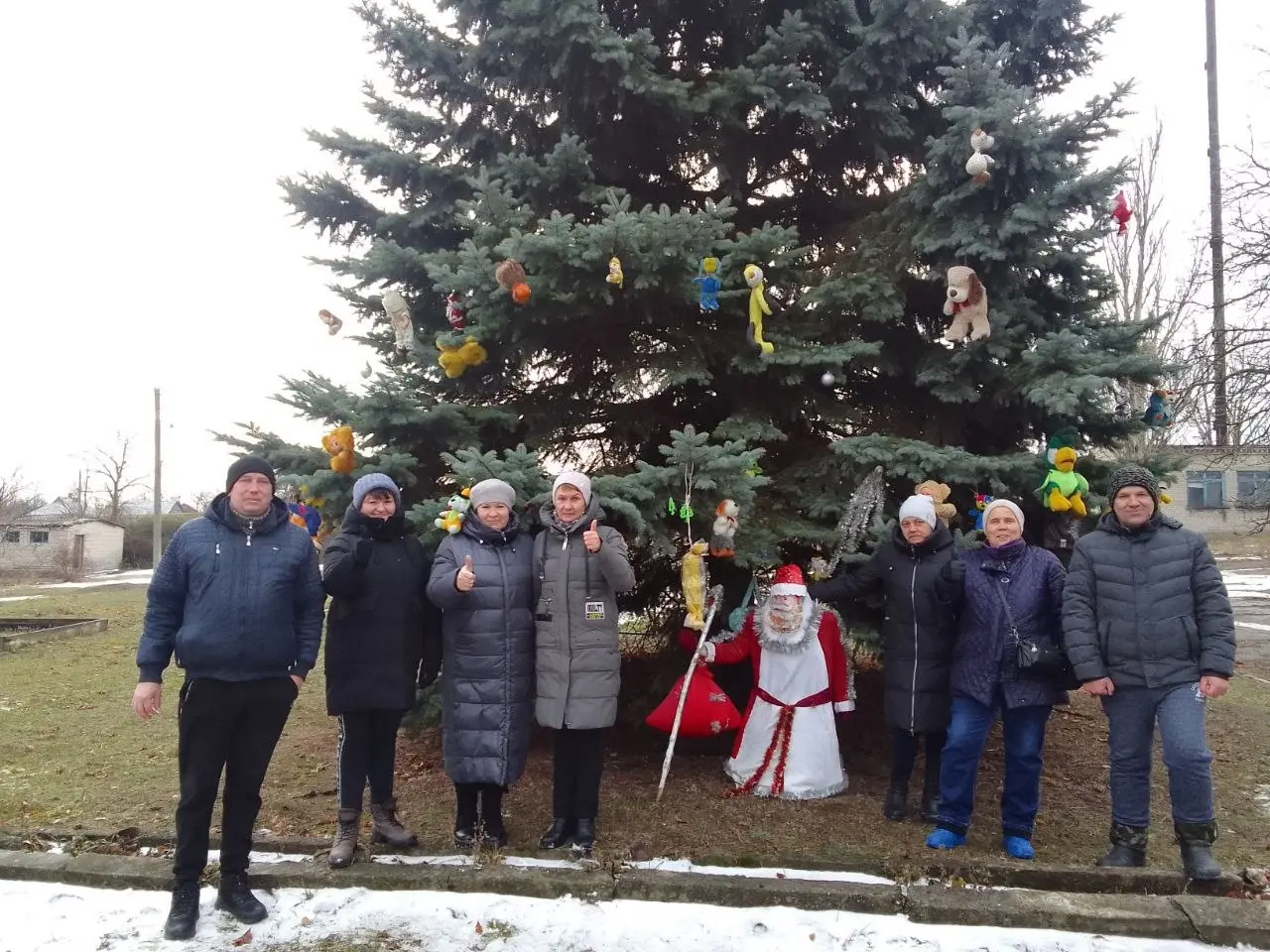 В Докучаевском округе жители украсили елку.