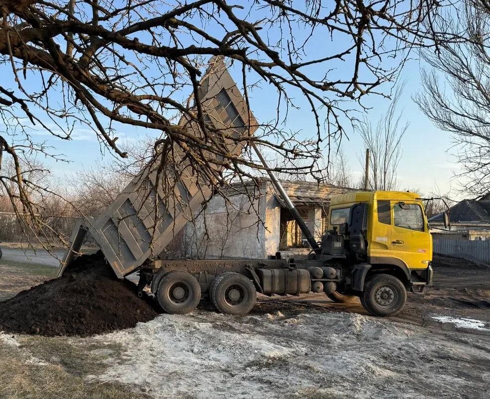 Владимирские рабочие благоустраивают территорию в Докучаевске.