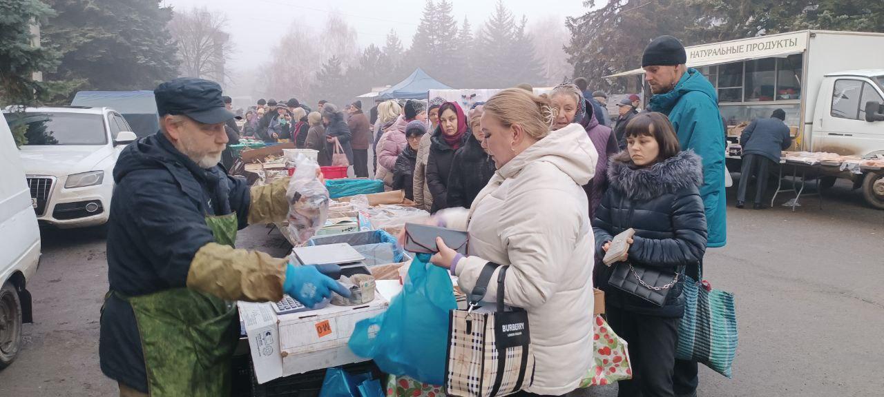 На центральной площади Докучаевска прошла ярмарка.