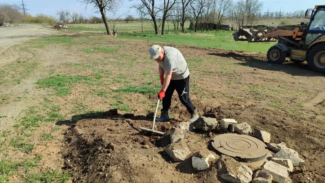 Владимирские рабочие благоустраивают территорию после прокладки нового водопровода в Докучаевске.