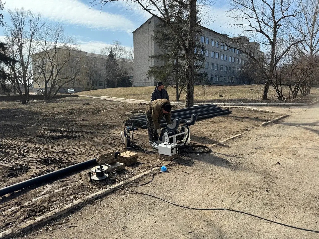 Владимирские коммунальщики продолжают работы в больнице Докучаевска.