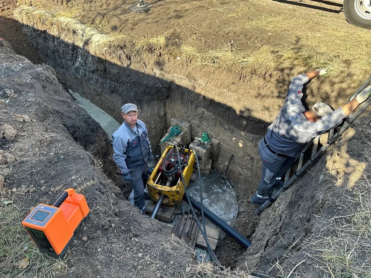 Работы по устройству водопровода в Докучаевске продолжаются.