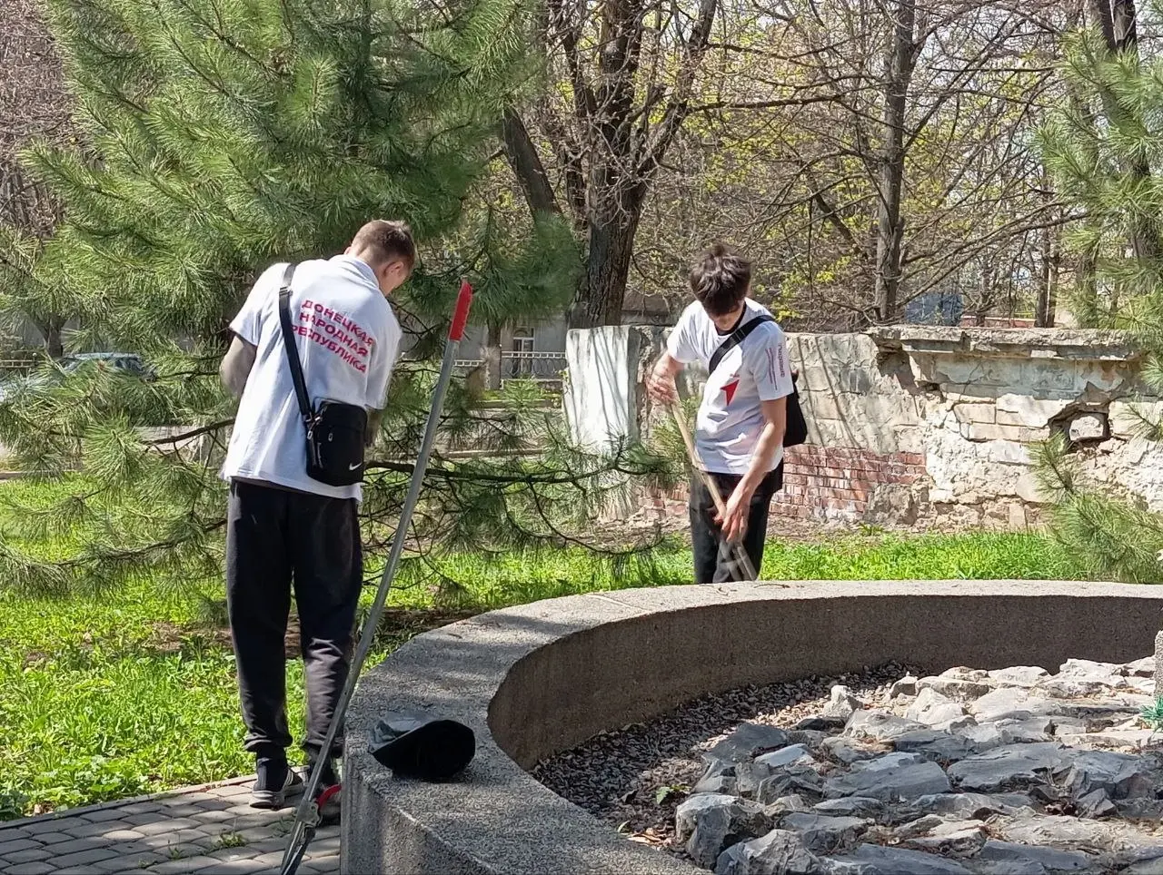В Докучаевске приводят в порядок памятные места.