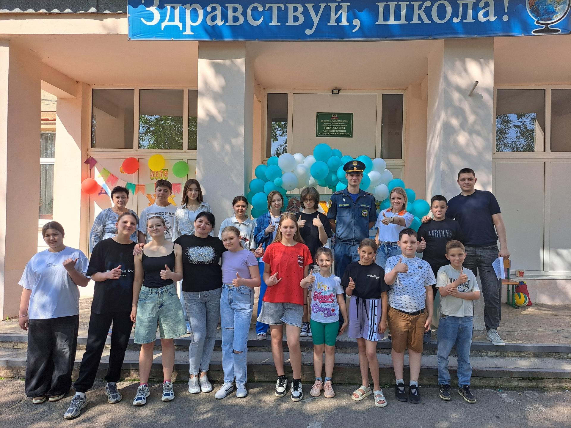 В Докучаевске начали работать пришкольные летние площадки.
