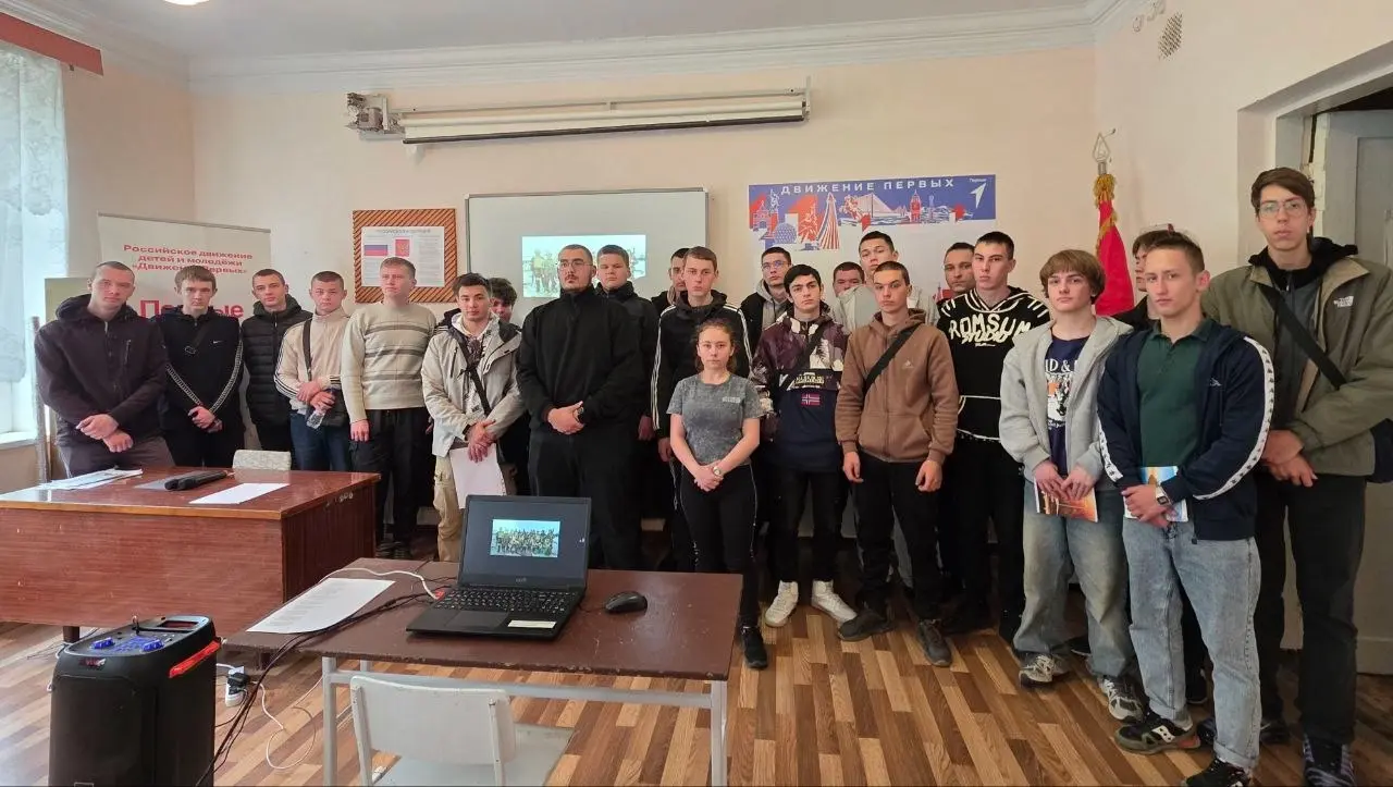 В Докучаевске проходят патриотические встречи молодежи.
