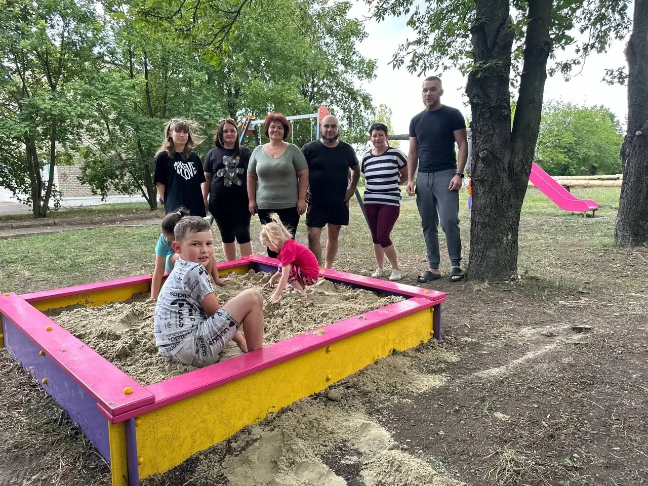 В Докучаевске местные депутаты оказывают помощь жителям.