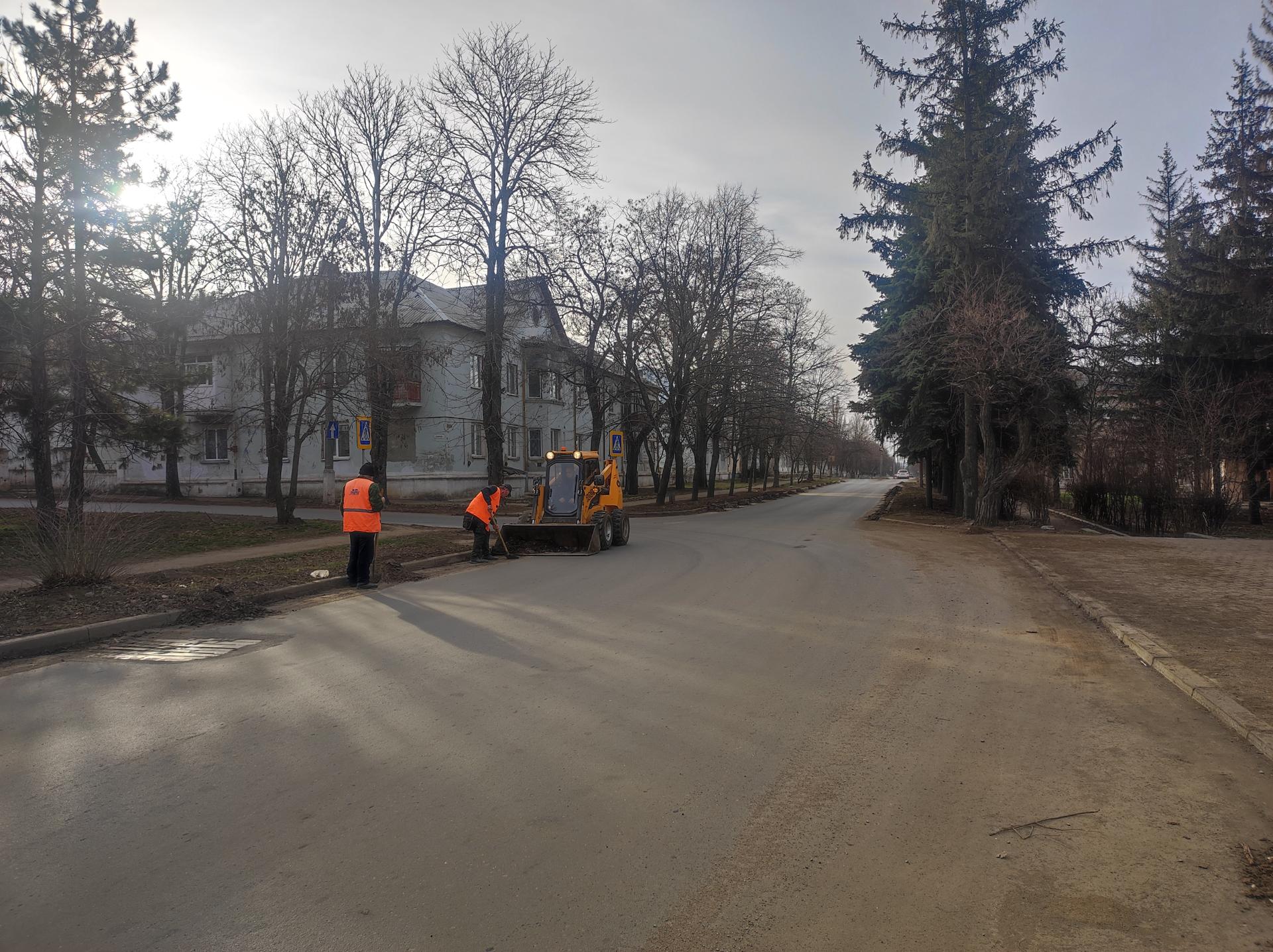 📌В целях поддержания чистоты и благоустройства территории городского округа Докучаевск работники МУП «Прометей» и «Таировское» проводят работы по побелке бордюр,расчистке обочин дорог и тротуаров от мусора и загрязнений..