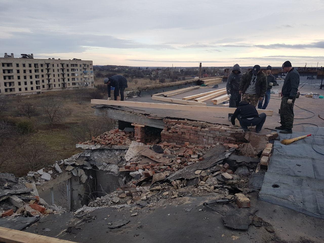 Владимирские строители закрыли крышу дома в Докучаевске.