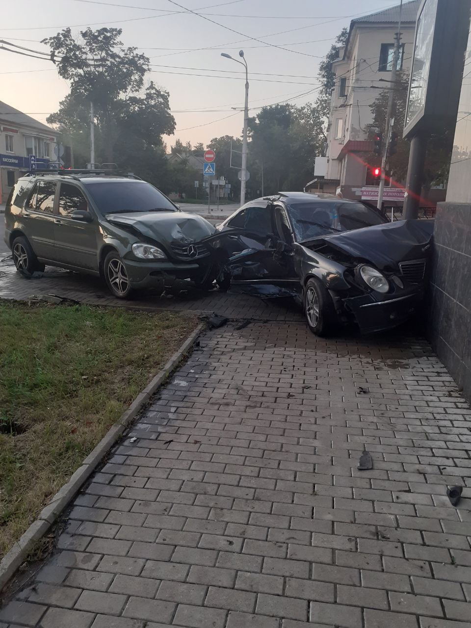 13 августа в Ворошиловском районе Донецка водитель автомобиля Mercedes-Benz на регулируемом перекрестке выехал на перекресток на запрещающий (красный) сигнал светофора, вследствие чего совершил столкновение с автомобилем Mercedes-Benz Е280, двигавшимся на.