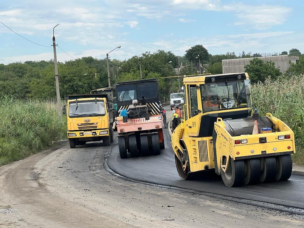 Ремонт ул. Маяковского в Докучаевске идет по графику.