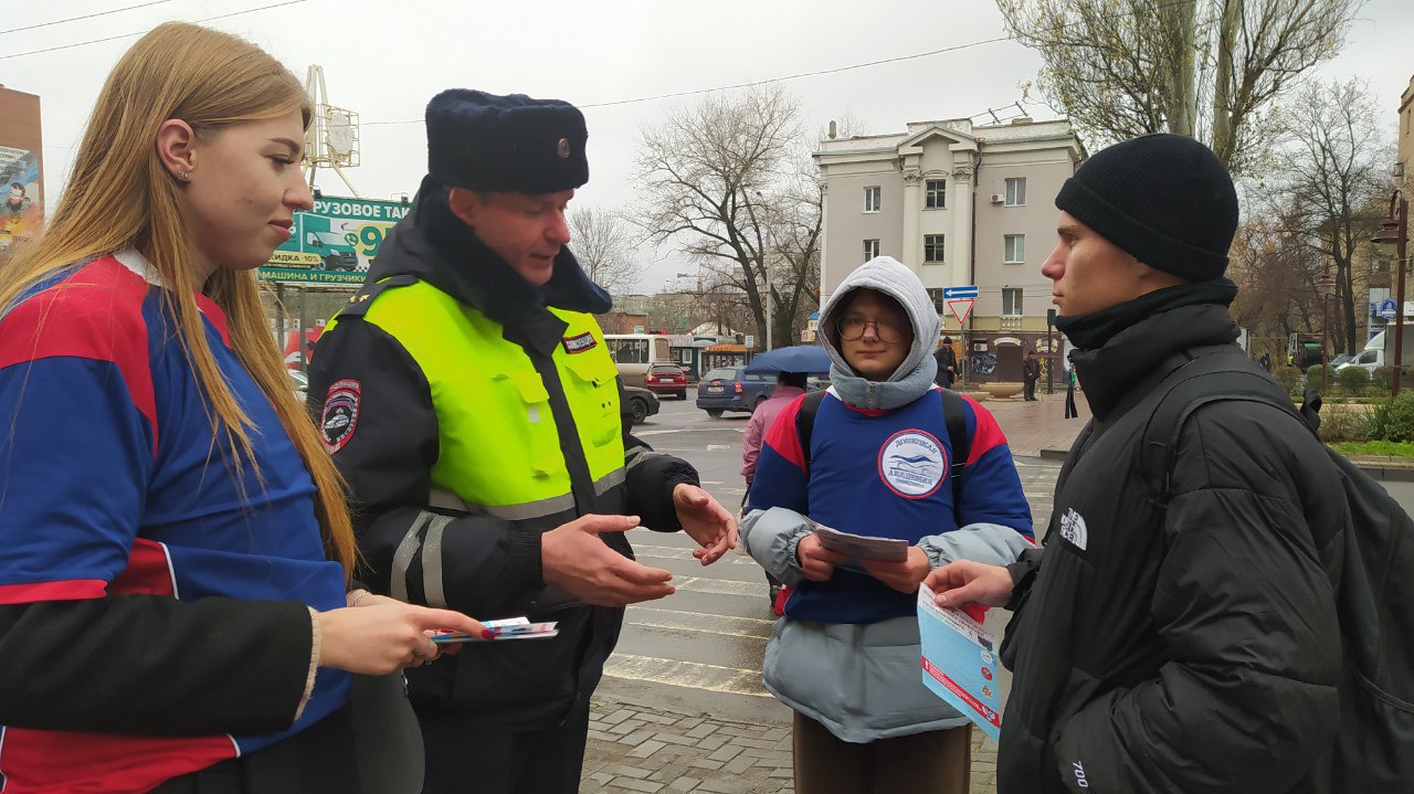 Сотрудники ГИБДД провели акцию, посвященную Всемирному дню памяти жертв ДТП.