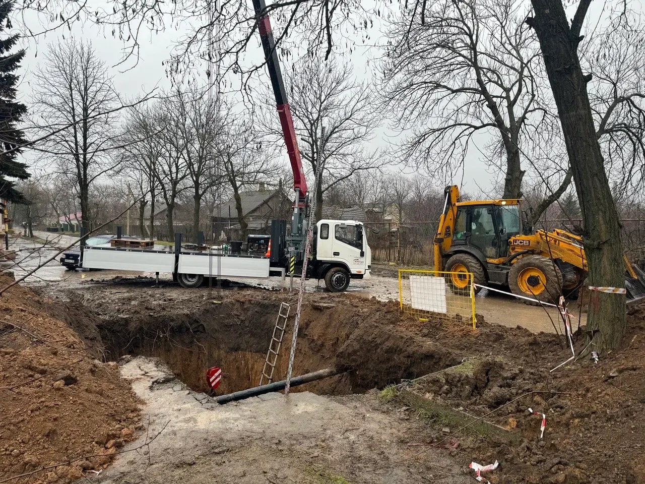 Владимирцы проложили водопровод на Центральной улице Докучаевска.