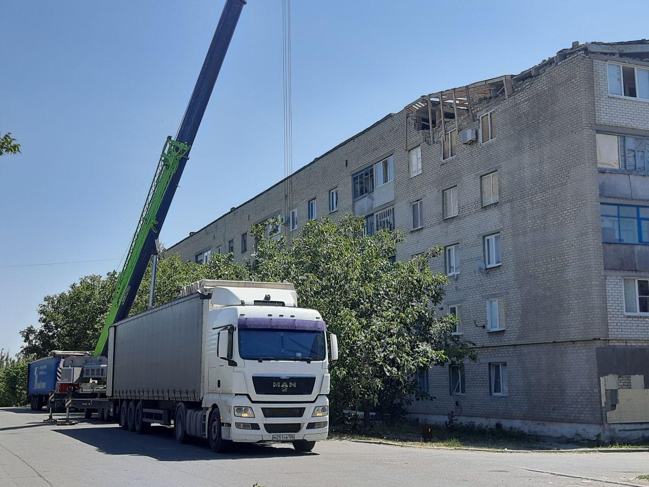 Строители из Якутии продолжают ремонт дома на ул. Центральной в Докучаевске.