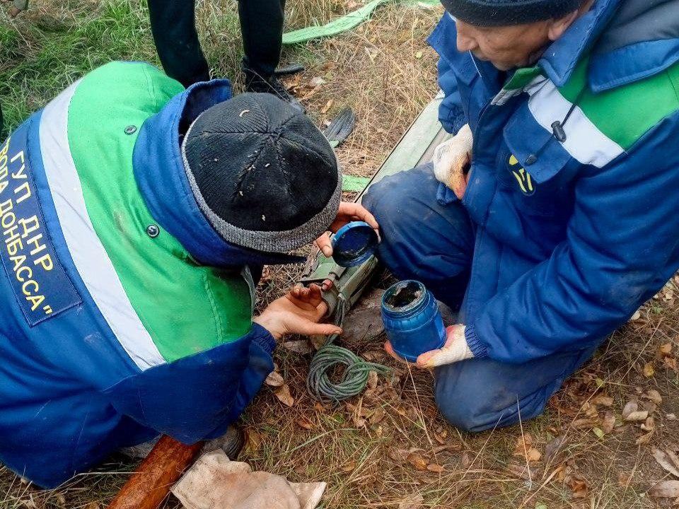 Бригады «Воды Донбасса» выполняют ремонтные работы в Докучаевске.