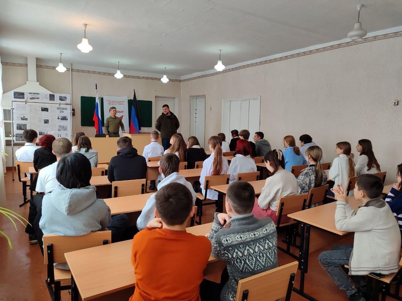 Представители Якутии посетили школу в поселке Еленовка.