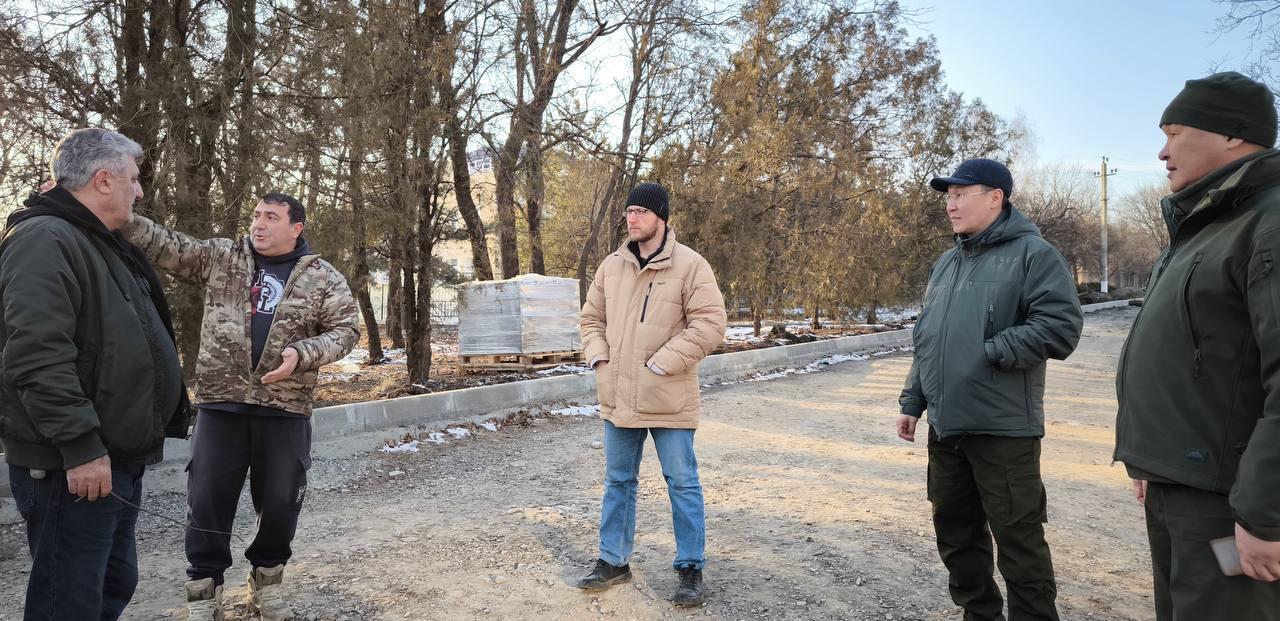 Подрядчик Якутии по восстановлению Докучаевска ознакомился с ходом подготовки к ремонтным работам.