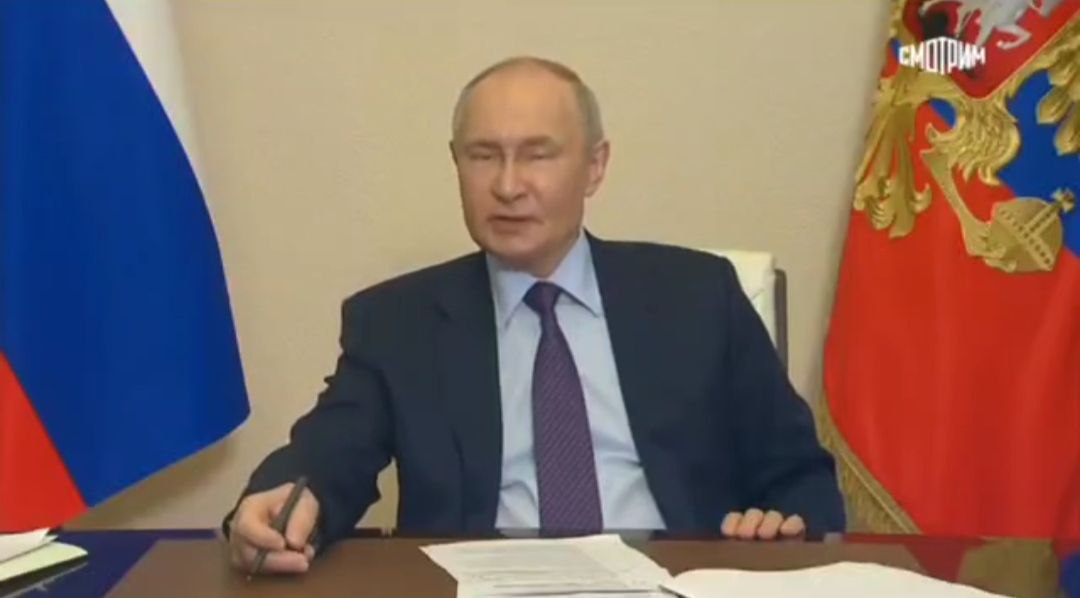 Владимир Путин открыл в Докучаевске обновленный спорткомплекс с бассейном «Юность».