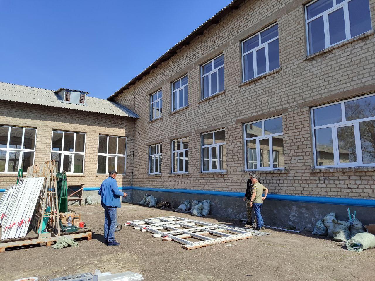 Якутия завершила основные работы по замене окон в Еленовской школе.