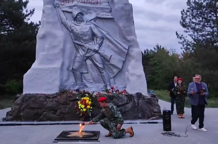 В Докучаевске прошла акция «Огонь памяти».