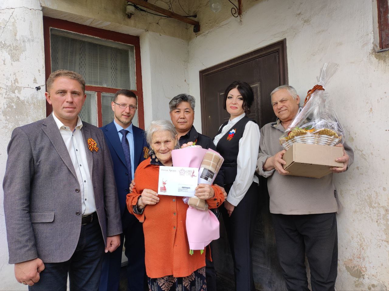 Глава городского округа Докучаевск Александр Качанов и представители шефа-региона Якутии посетили участника боевых действий Великой Отечественной войны и бывших узников концлагерей.