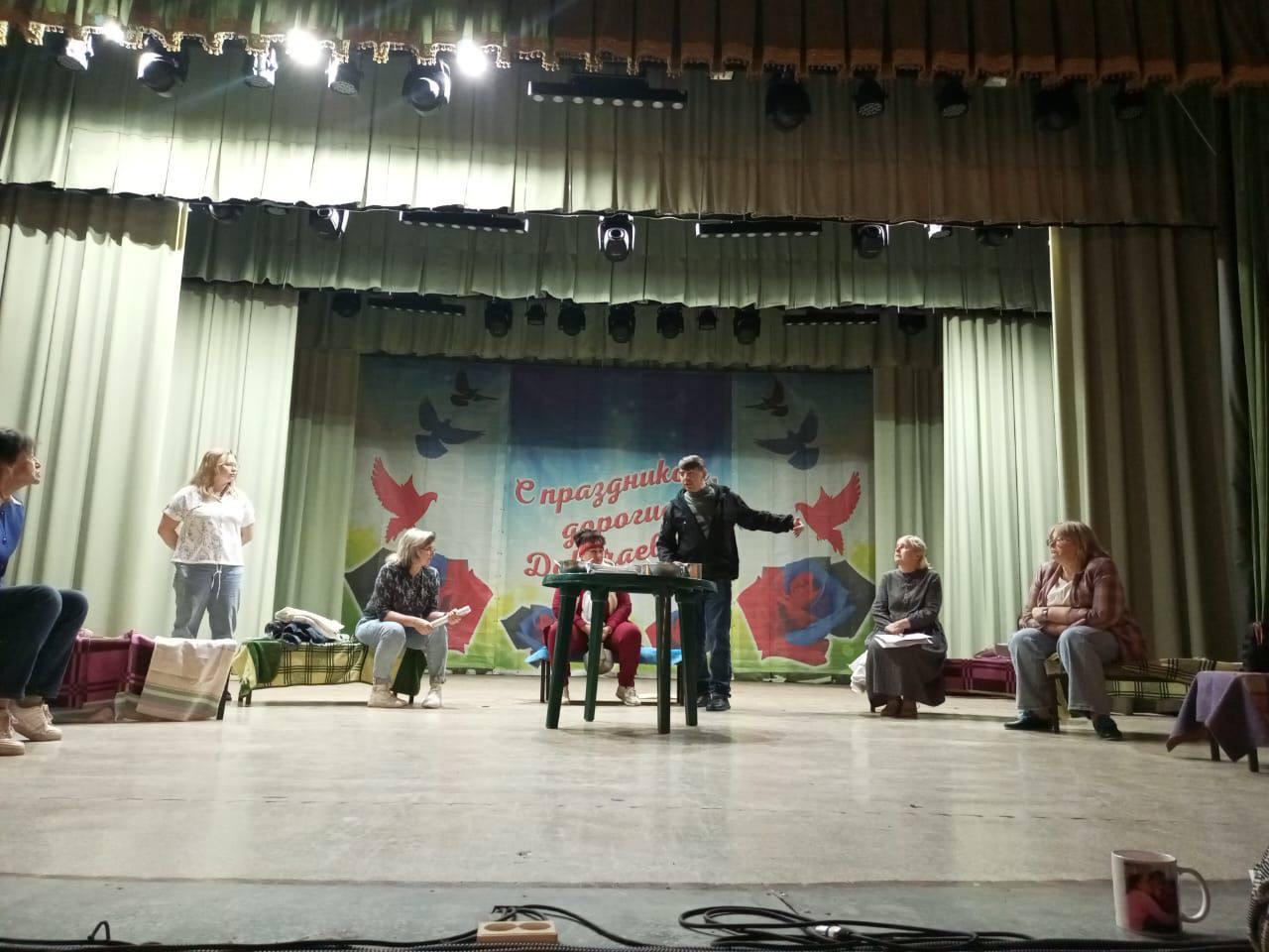 Артисты из Якутии впервые провели мастер-класс для коллег в Докучаевске.