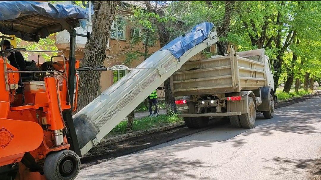 Якутия приступила к ремонту дороги в Докучаевске.