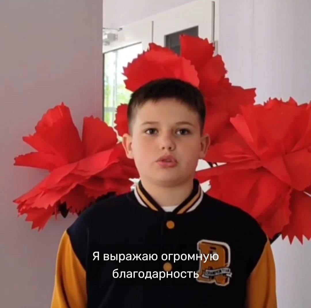 Юные жители Еленовки поблагодарили Якутию за ремонт Дома культуры.