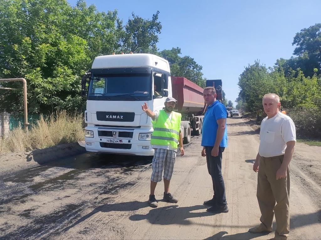 Специалисты Владимирской области продолжают ремонт дорог в Докучаевске.