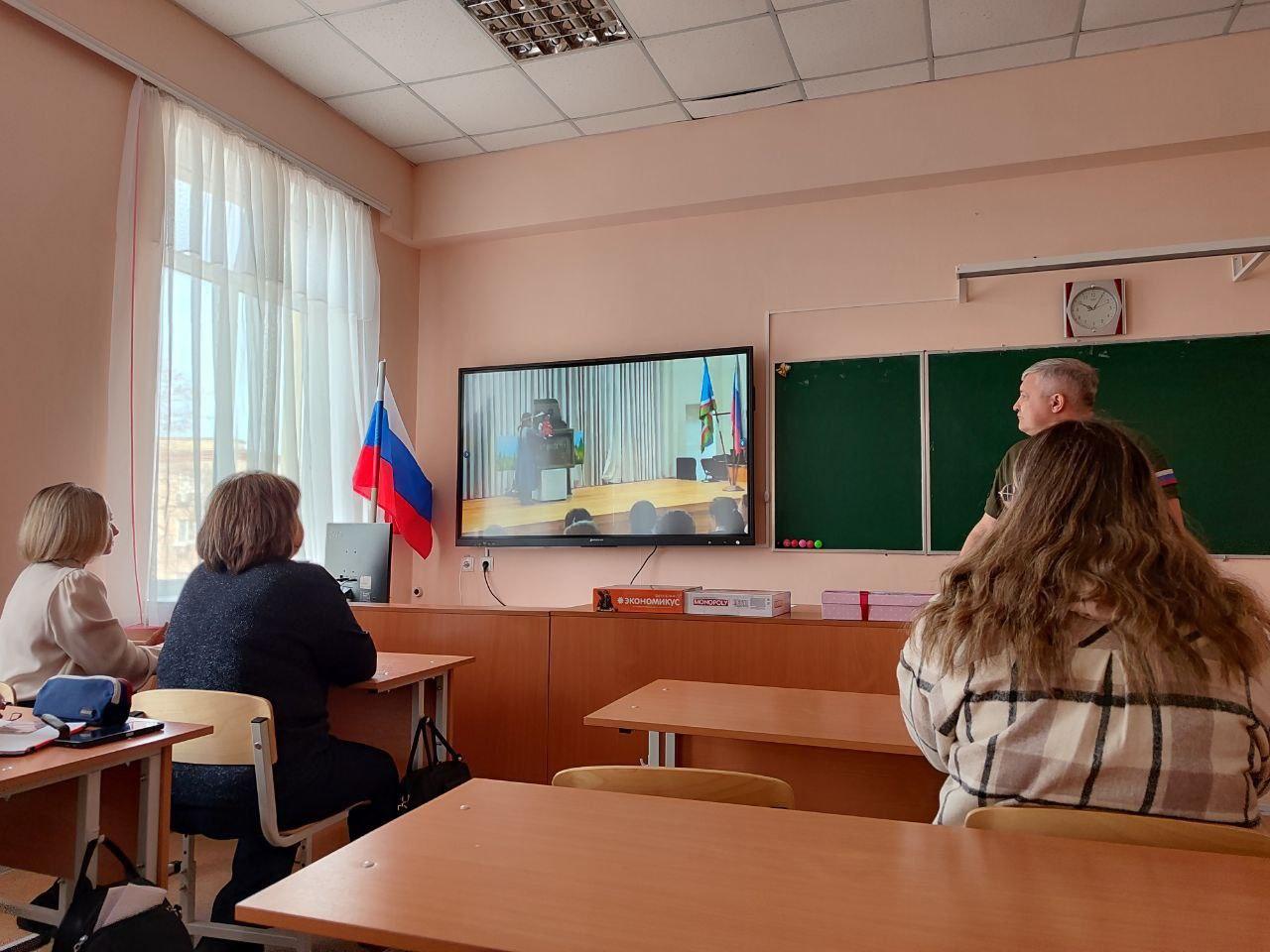 Школьники Якутска передали посылку ученикам школы Докучаевска.