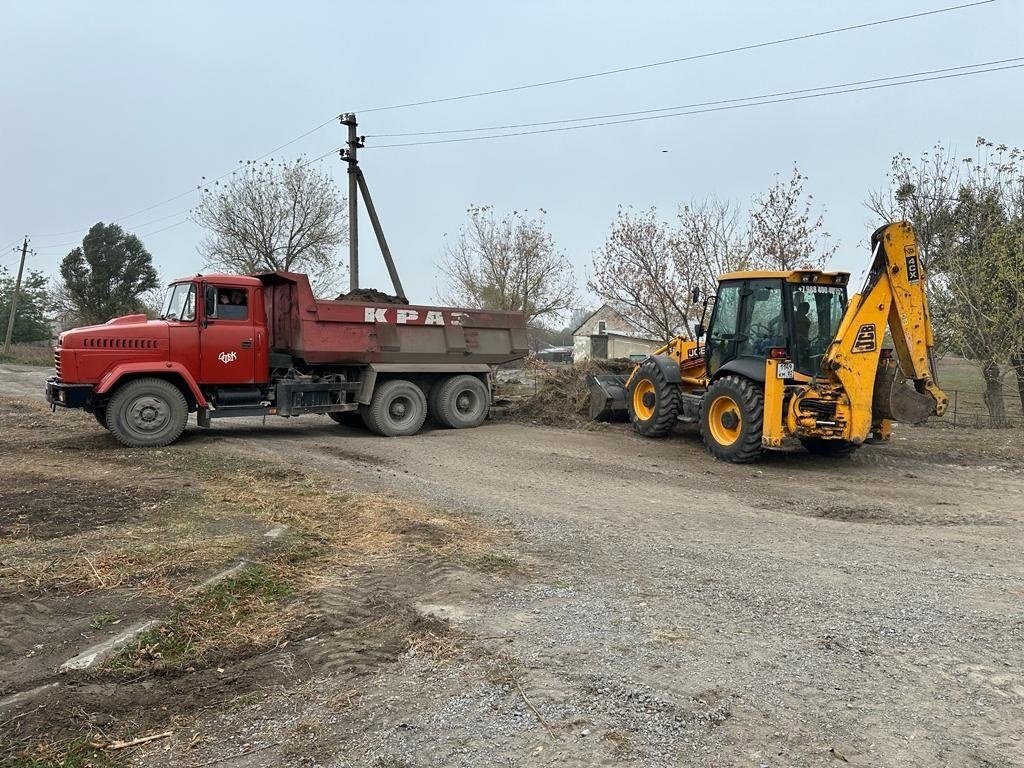 В Докучаевске продолжаются работы по устройству водопровода.