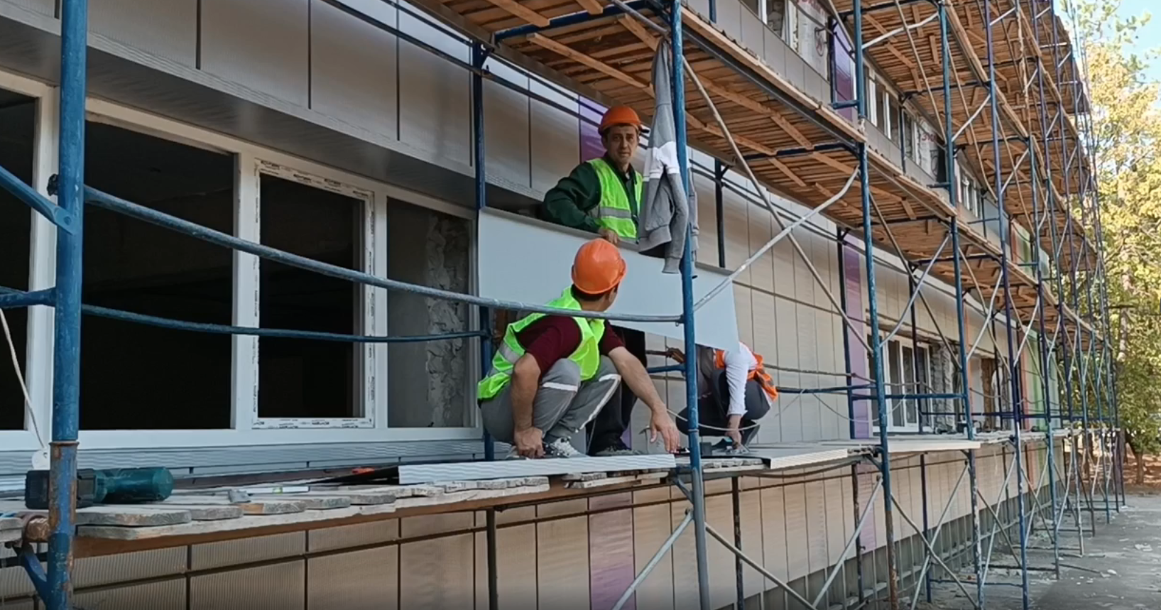 Якутия завершает работы на фасаде спорткомплекса в Докучаевске .