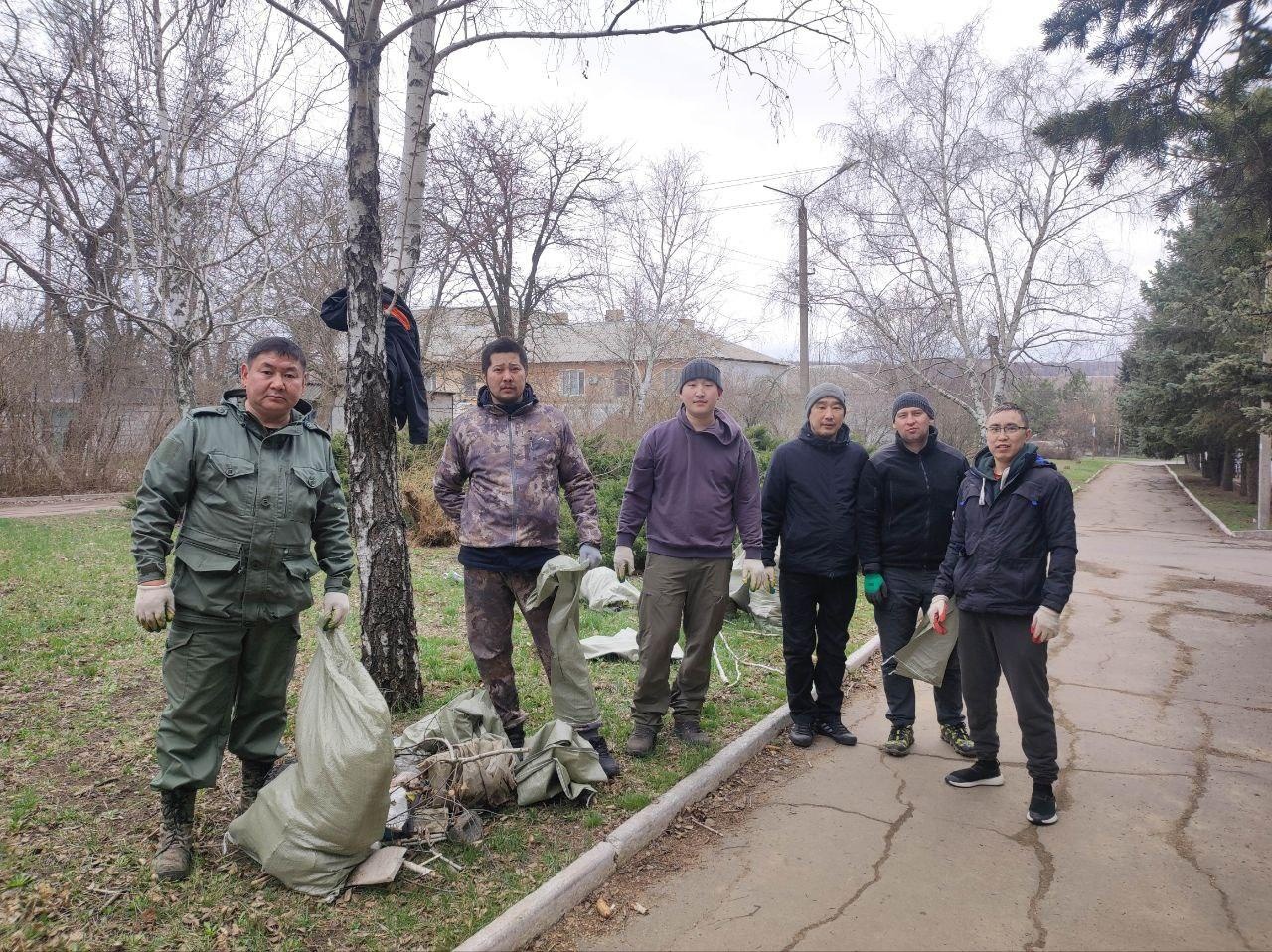 Якутяне помогли благоустроить улицу в Докучаевске.