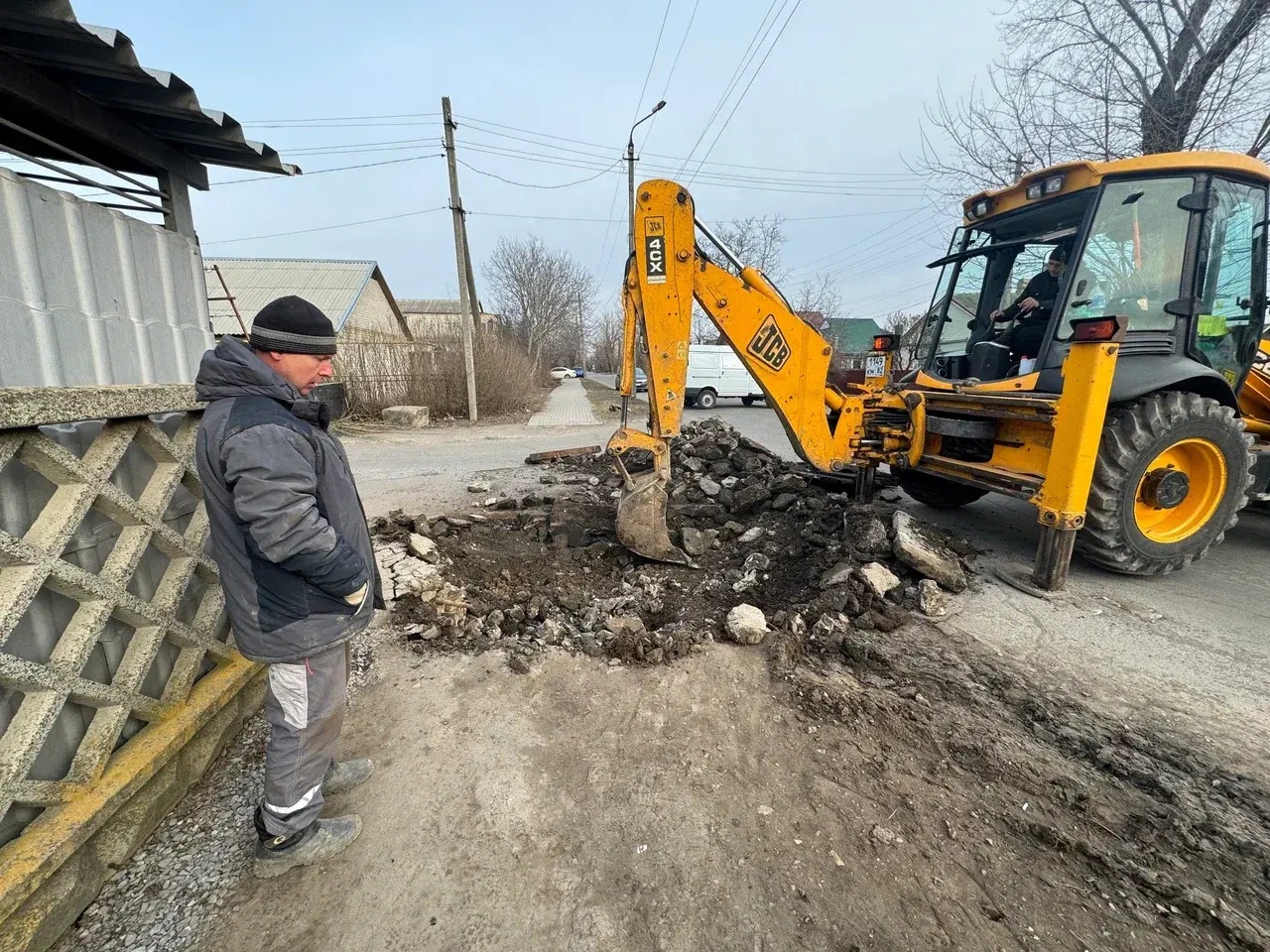 Бригада слесарей Владимирской области работает в Докучаевске.