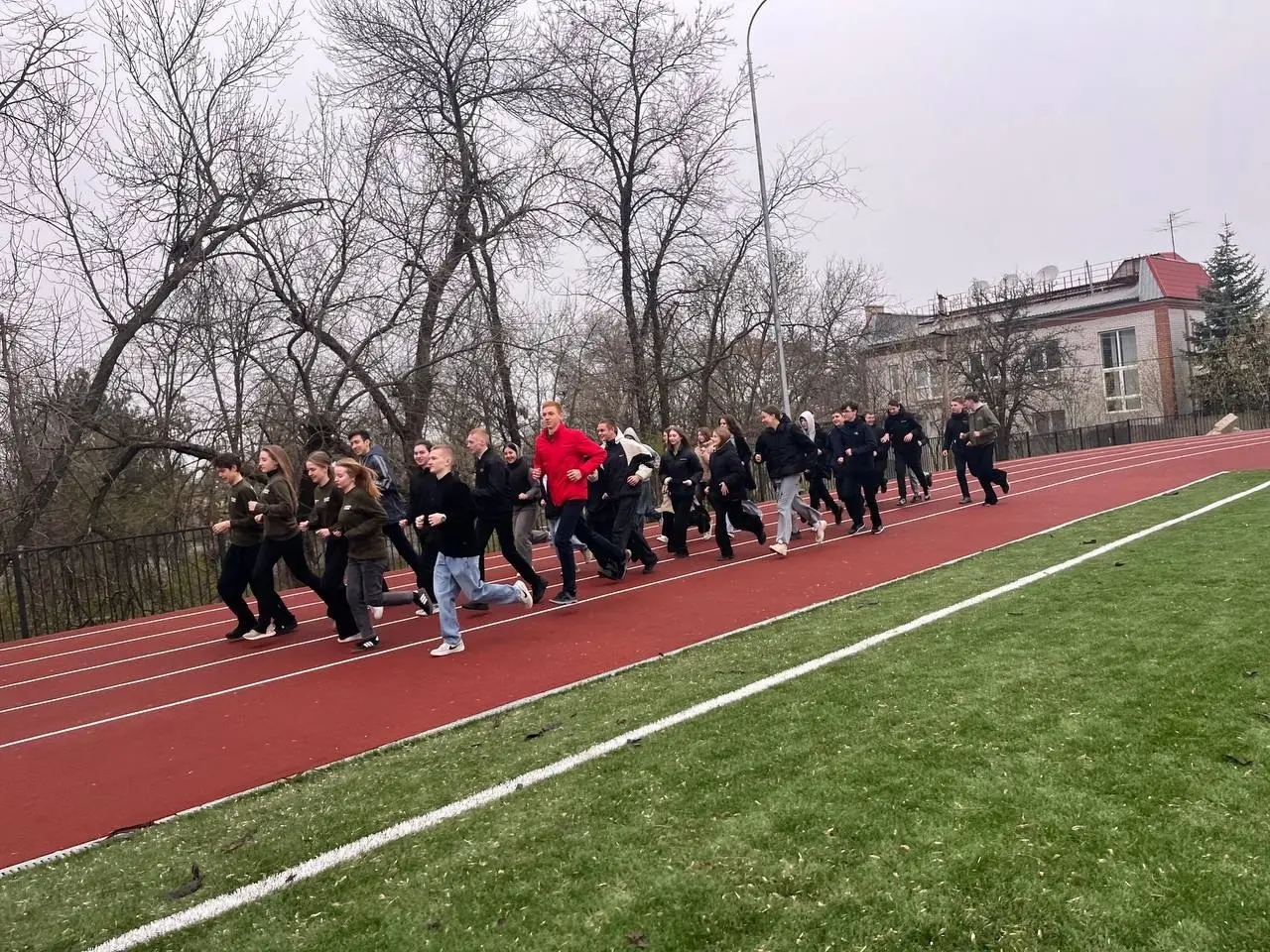 Молодежь Докучаевска поучаствовала в забеге.