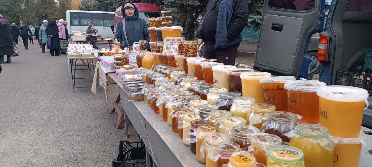 На центральной площади Докучаевска прошла ярмарка12 ноября на торговых рядах жителям представили мясную и молочную продукцию, сладости, чулочно-носочные и трикотажные изделия..