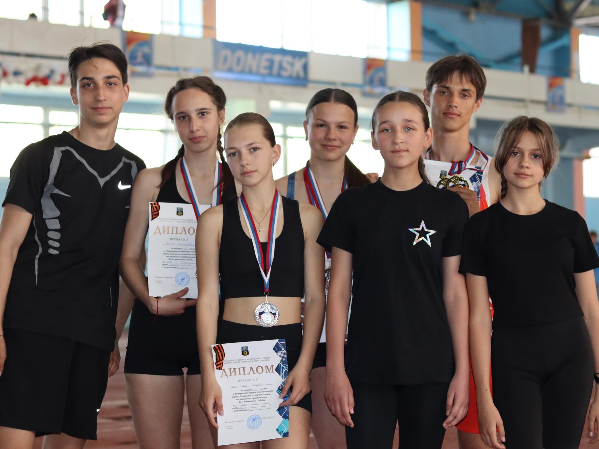 Спортсмены из Докучаевска участвуют в соревнования по легкой атлетике в Донецке.