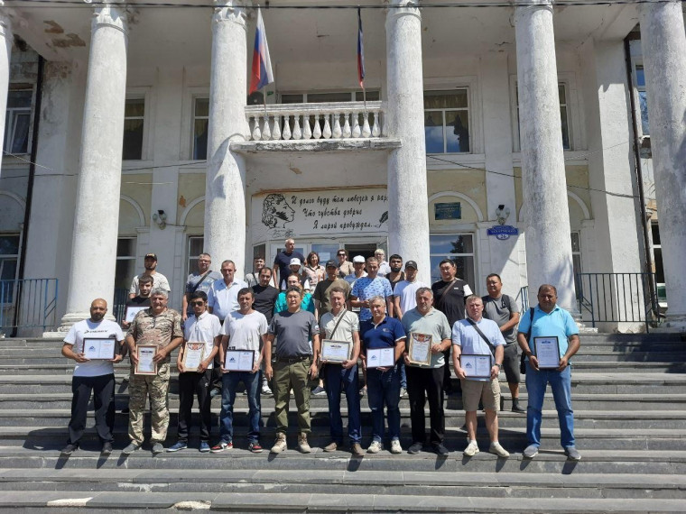 В Докучаевске наградили специалистов из Якутии. В Докучаевске наградили специалистов из Якутии.
